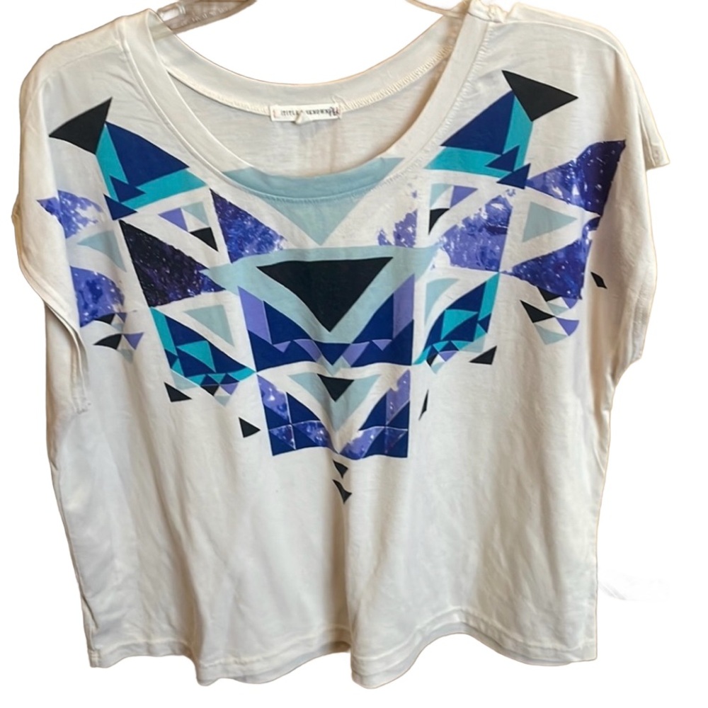 Title unknown graphic cream short tee size medium